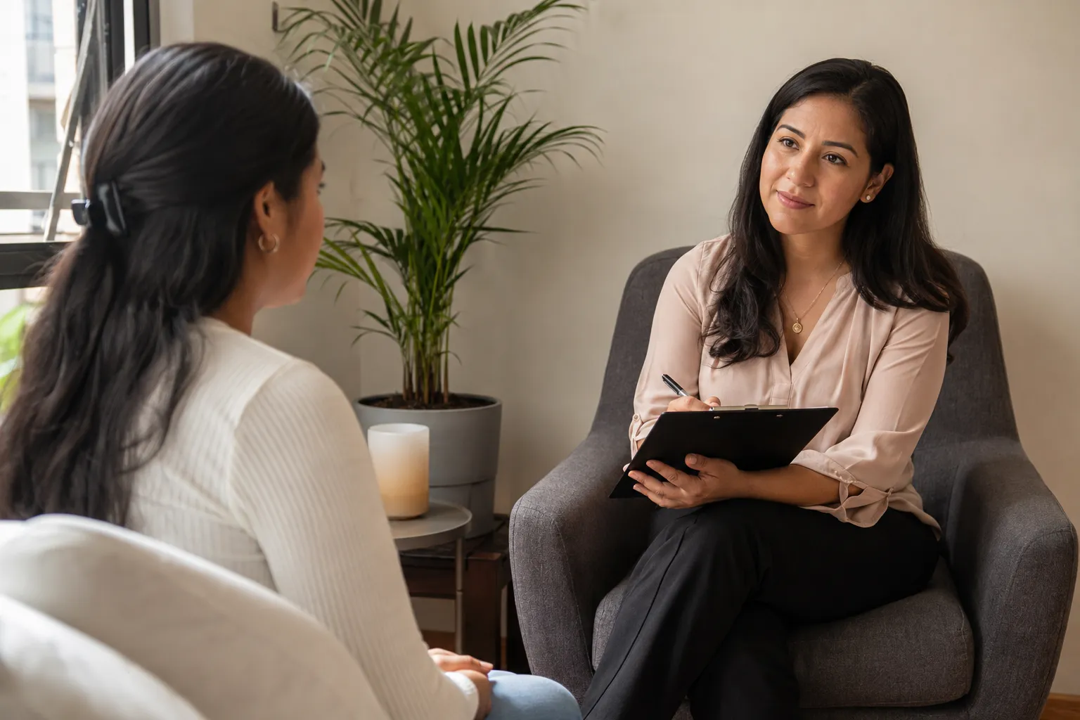 Psicóloga peruana realizando una evaluación profesional