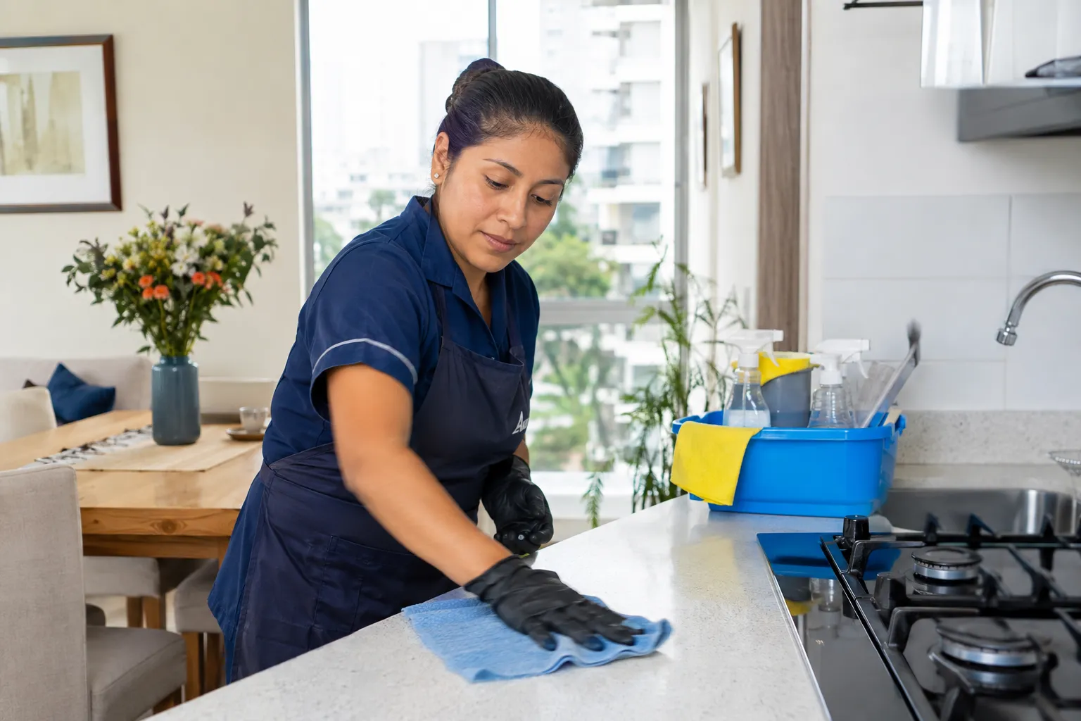 Asistente peruana de 36 años realizando labores profesionales del hogar
